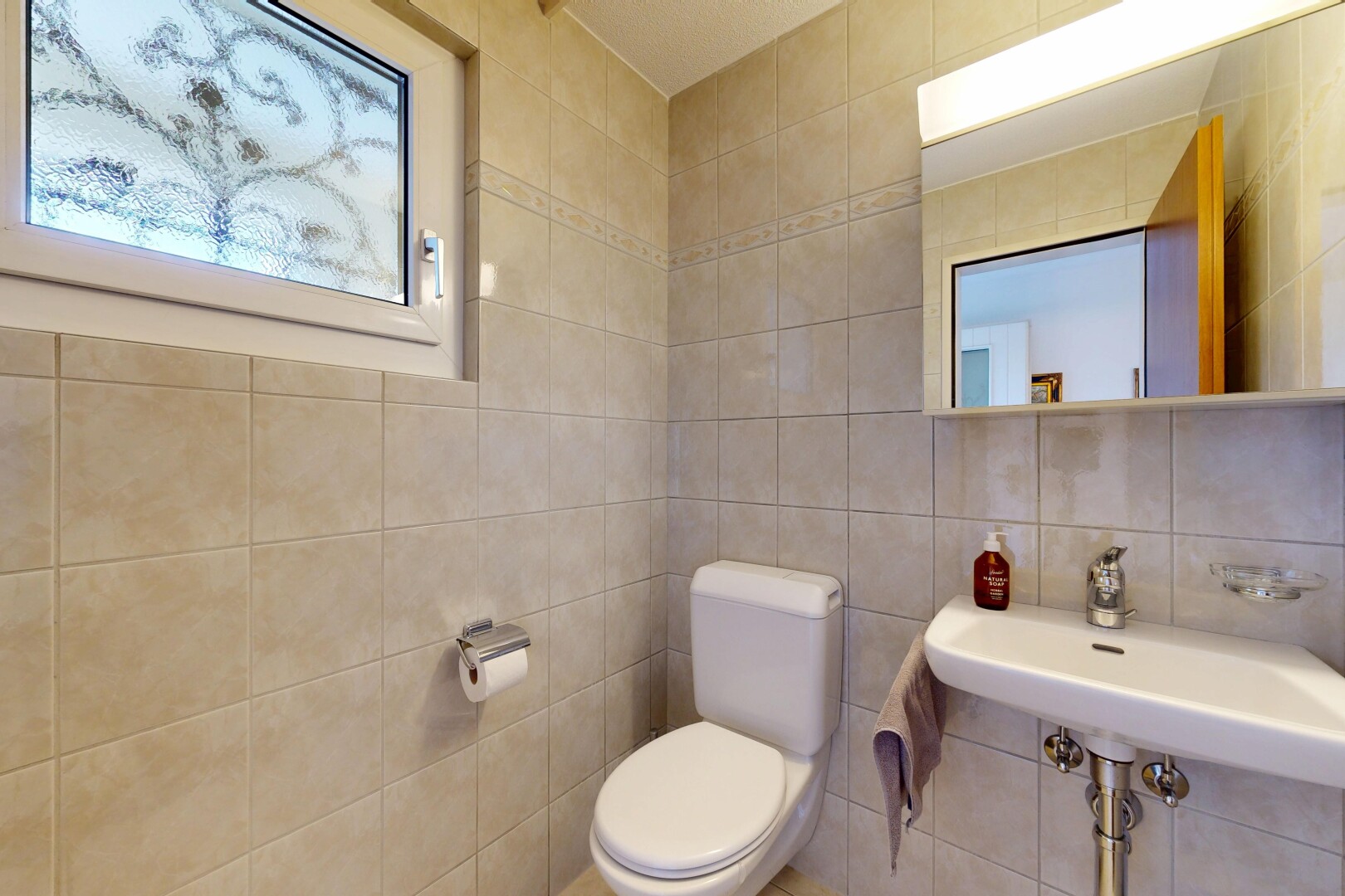 bad mit spiegel, toilette, gäste-wc, inside property, und fliesenwand