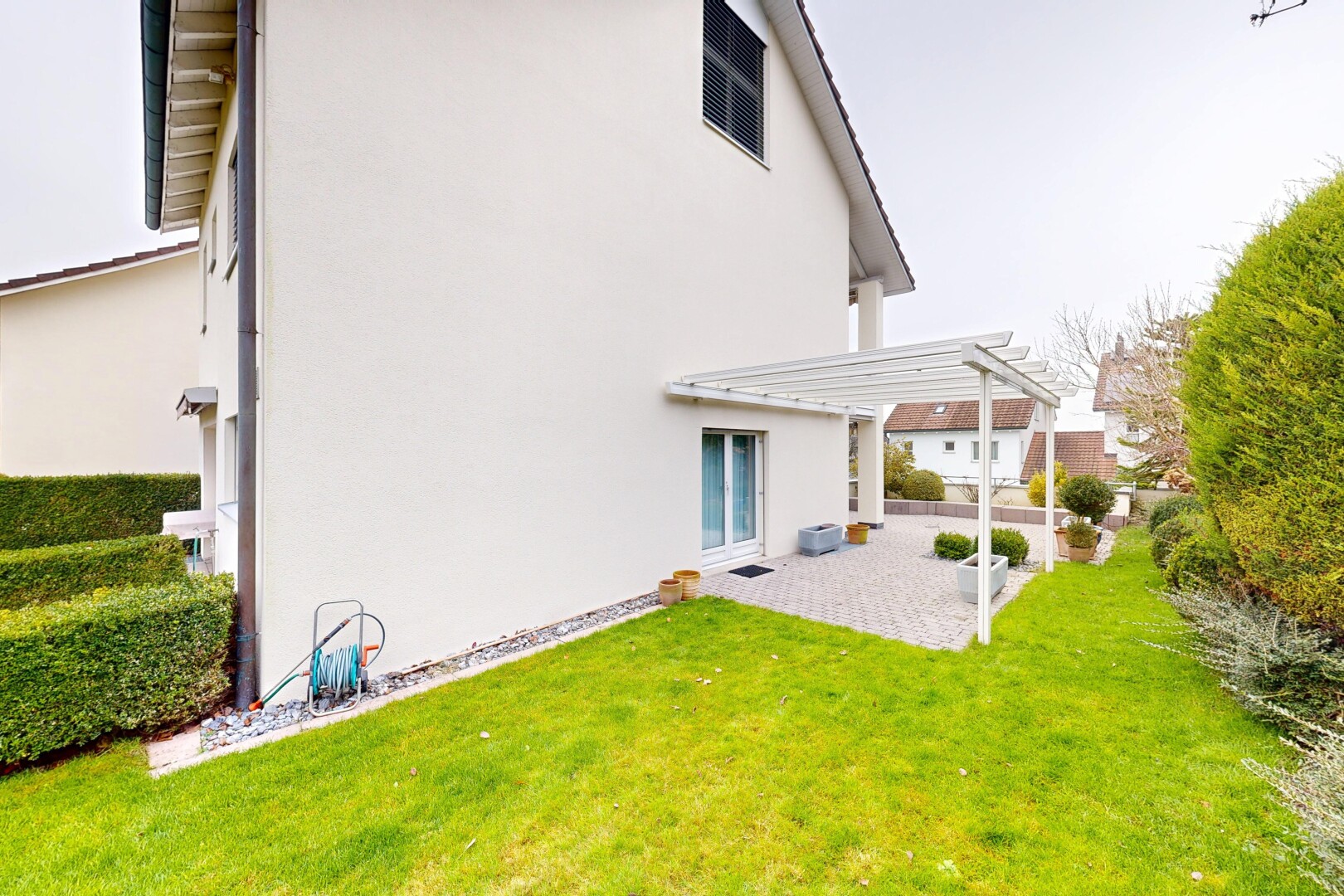 außenansicht mit stuckverkleidung, terrasse, overcast, rasen, und property visible