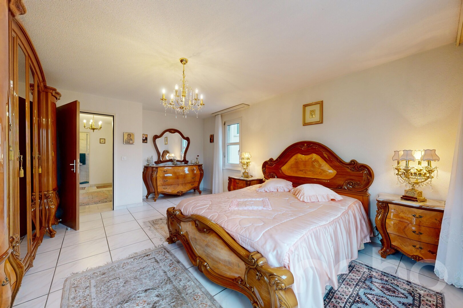 zimmer / schlafzimmer mit fliesenboden, tile floor, gipskartonwand, drywall, und bemerkenswerter kronleuchter