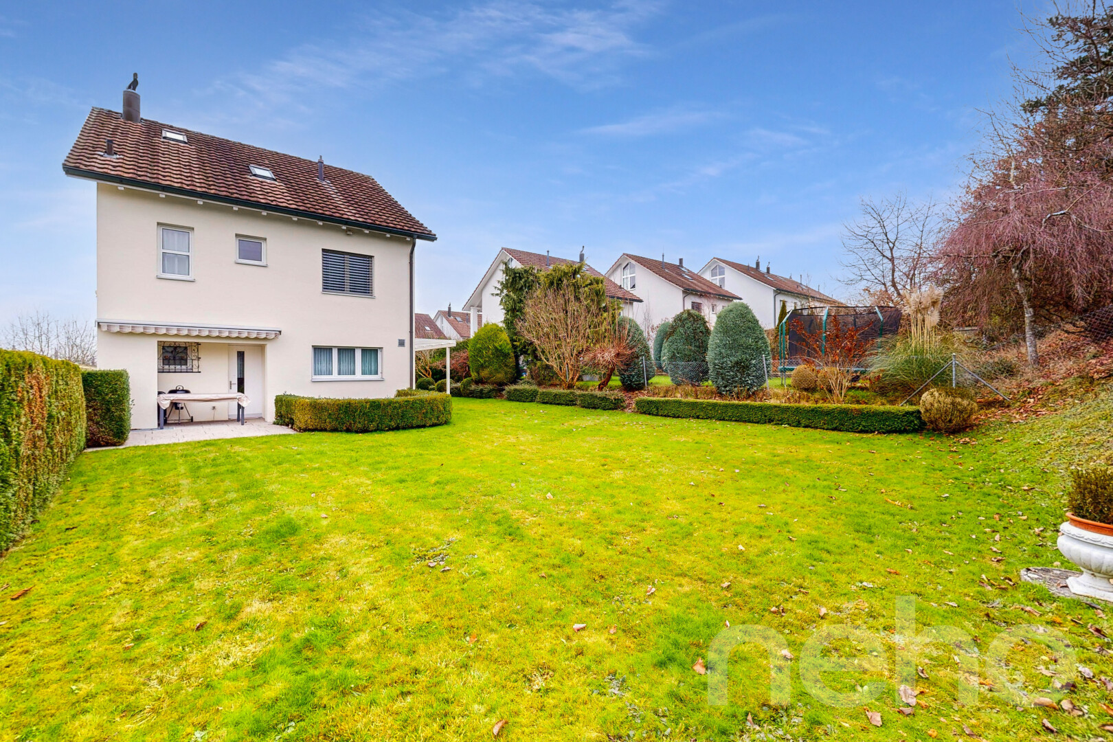 außenansicht mit rasen, terrasse, day time, stuckverkleidung, und from property