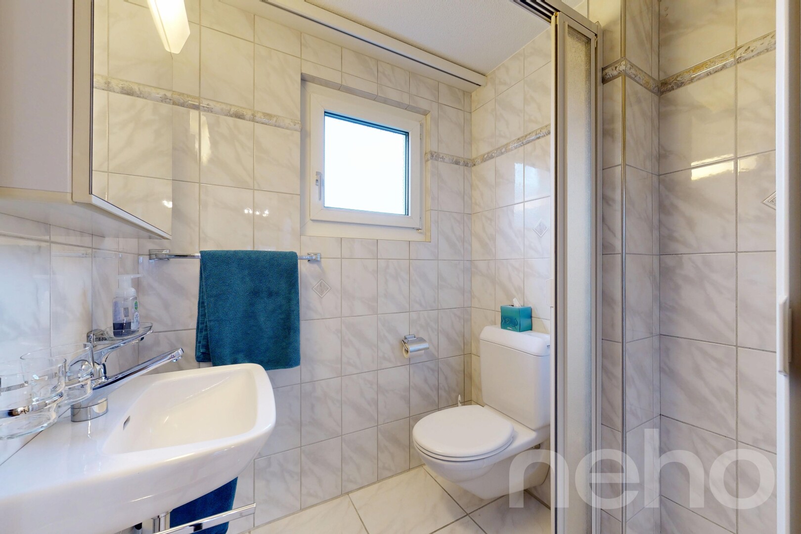 bad mit komplettes badezimmer, fliesenwand, tile wall, toilette, und spiegel