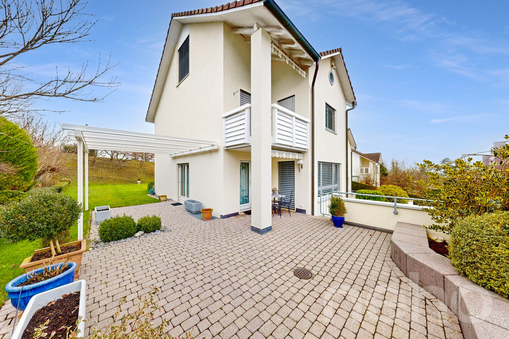 außenansicht mit balkon, property visible, stuckverkleidung, day time, und terrasse