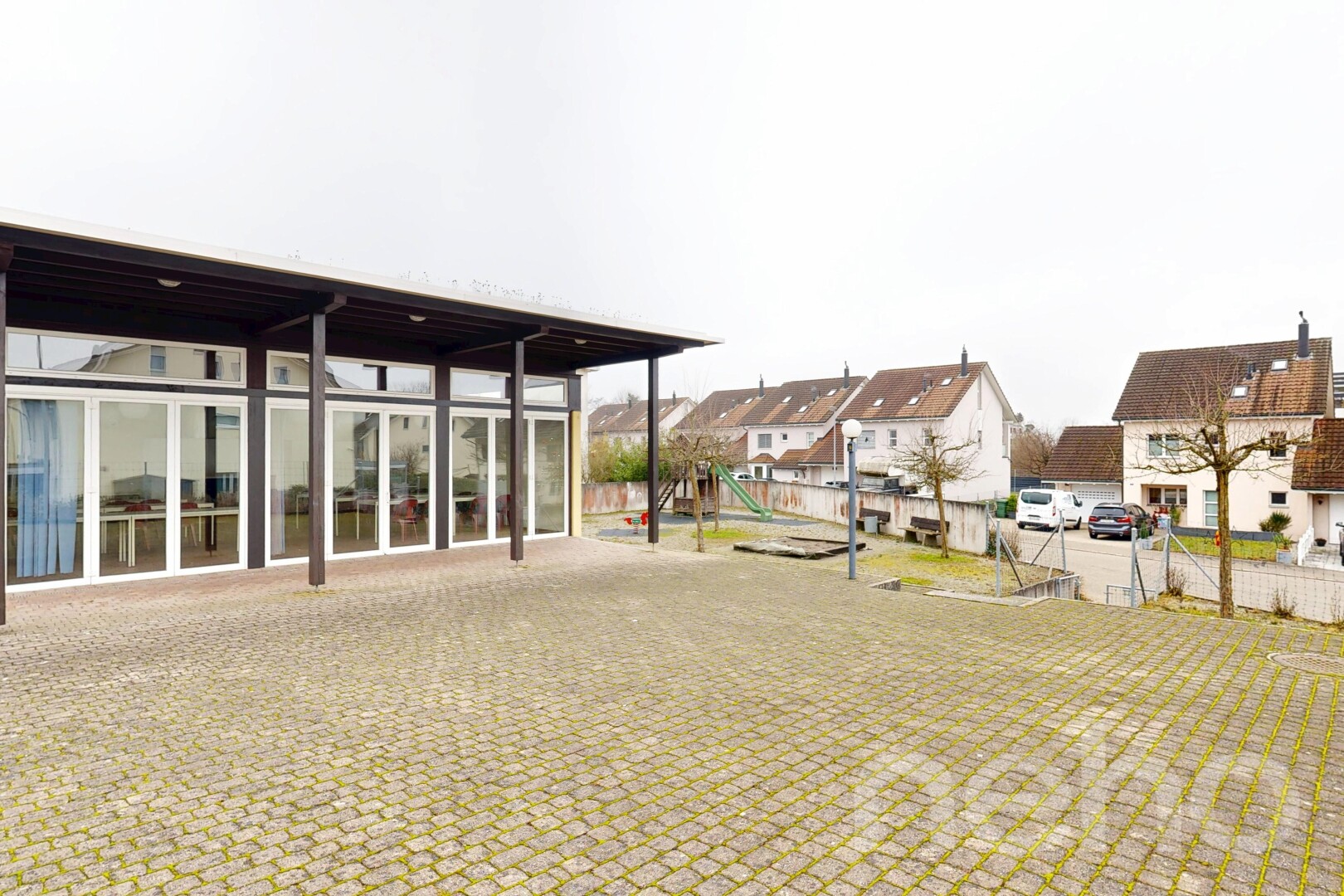 außenansicht mit overcast, spielplatz, wohngebietblick, residential view, und terrasse