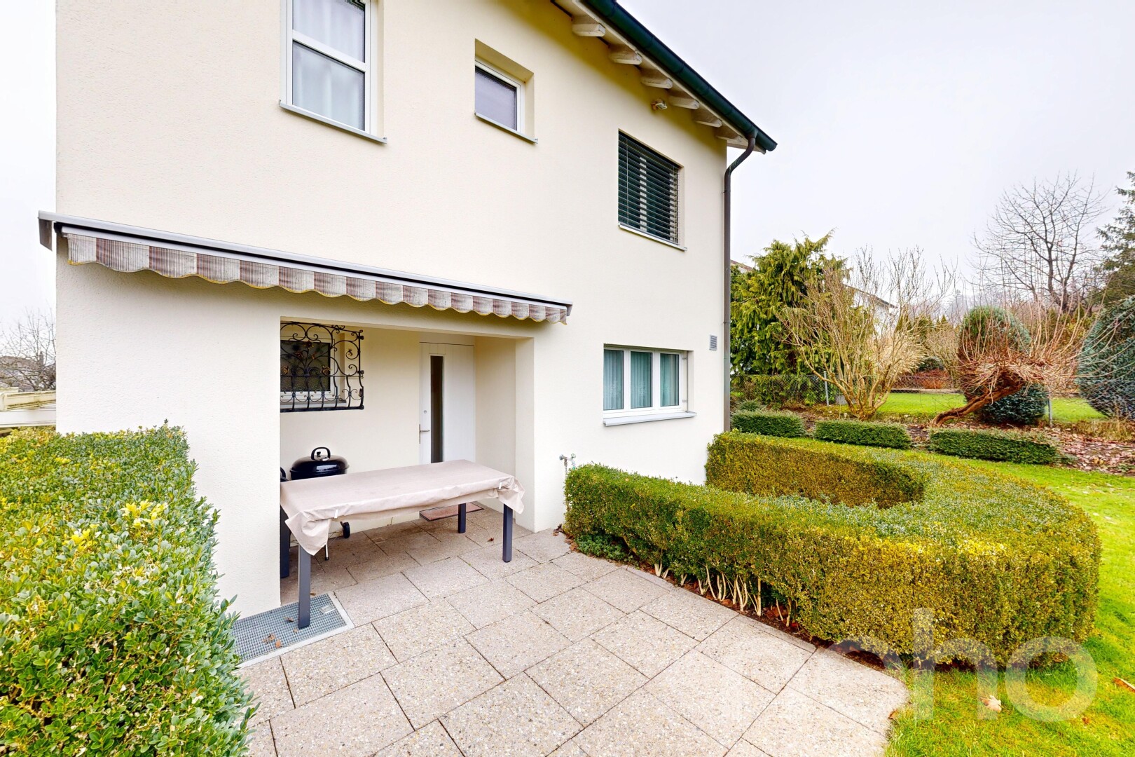 außenansicht mit markise, property visible, overcast, stuckverkleidung, und terrasse