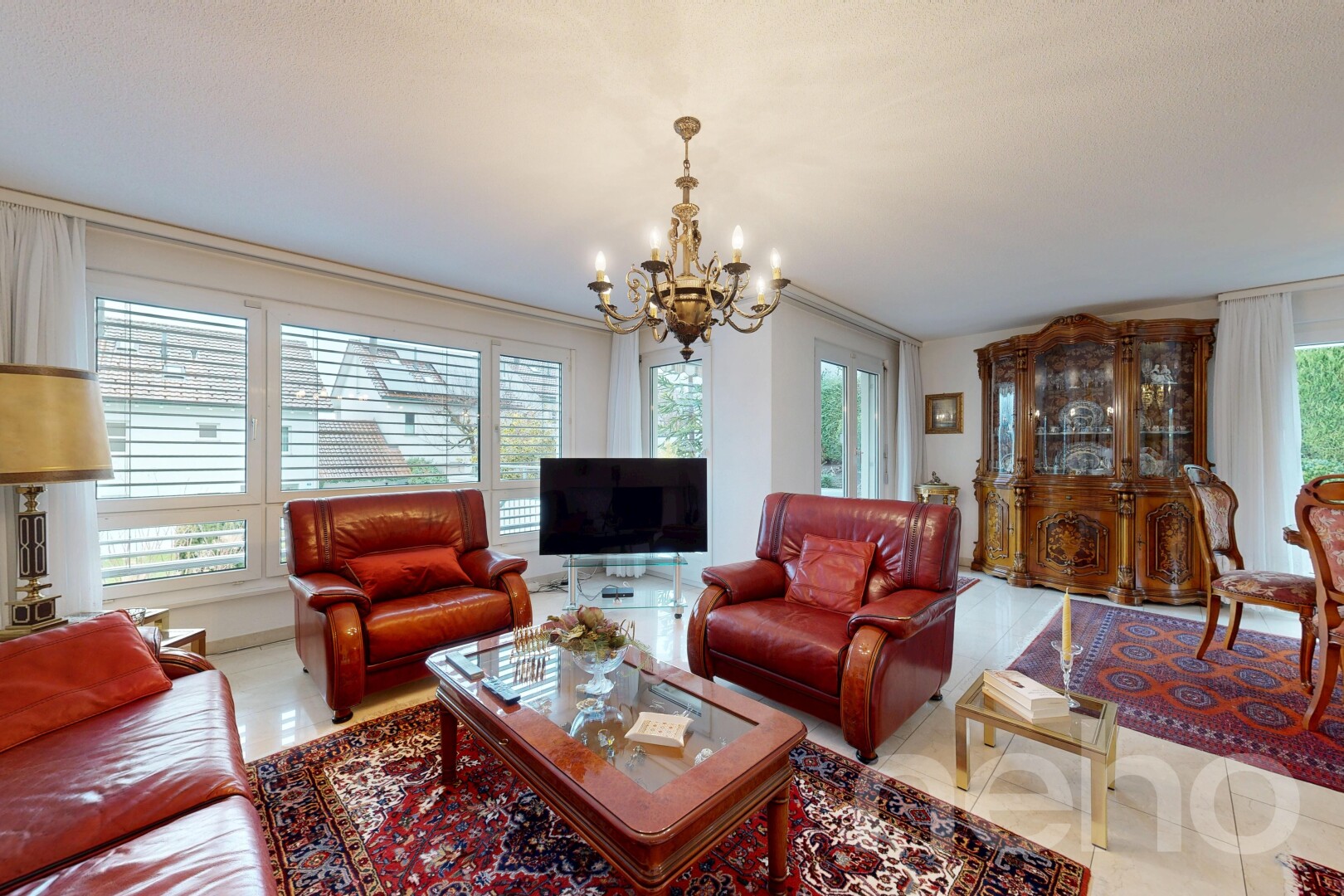 wohnzimmer mit fernseher, natürliches licht, natural light, inside property, und bemerkenswerter kronleuchter