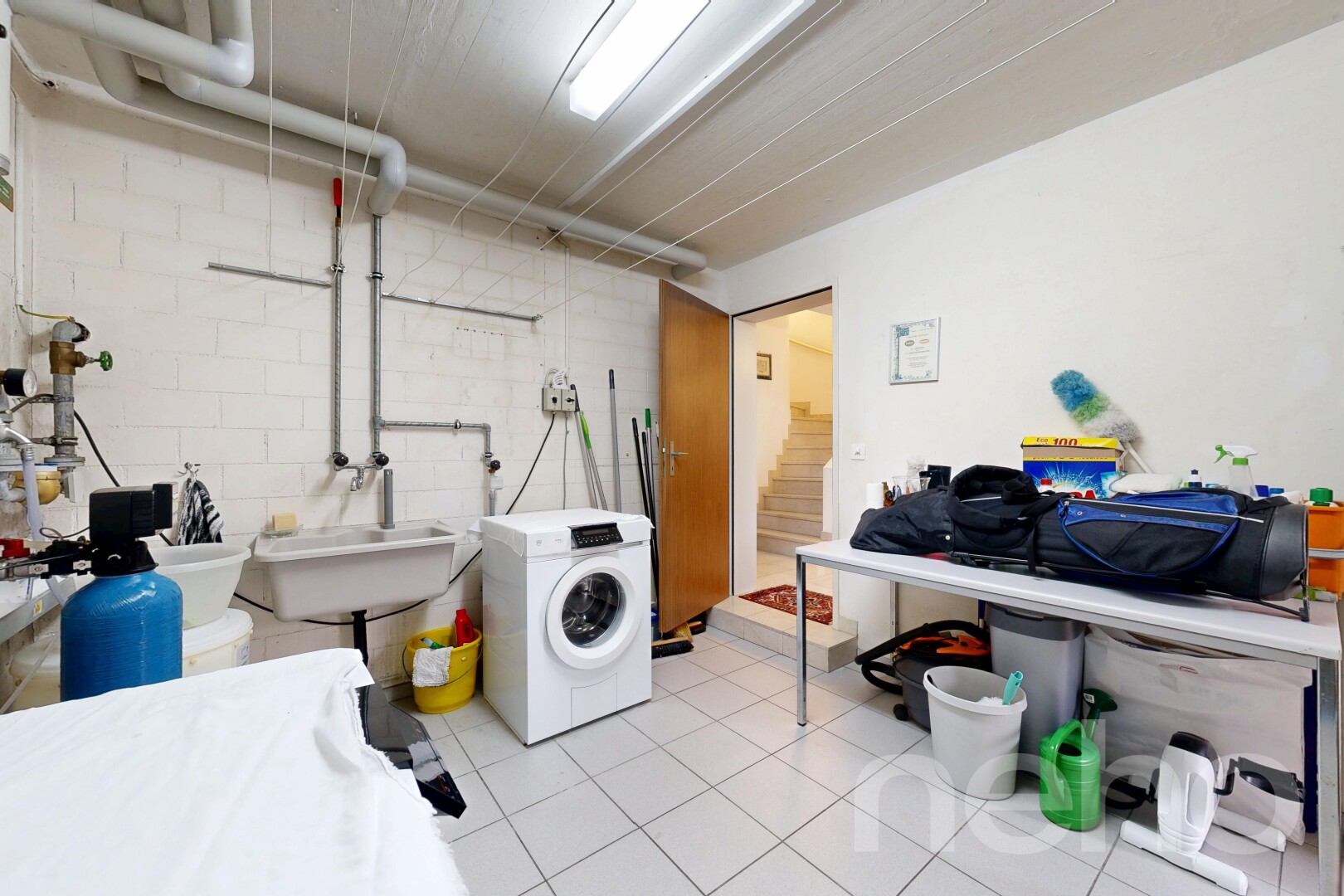 wäschekammer mit tumbler, fliesenboden, tile floor, keller, und inside property