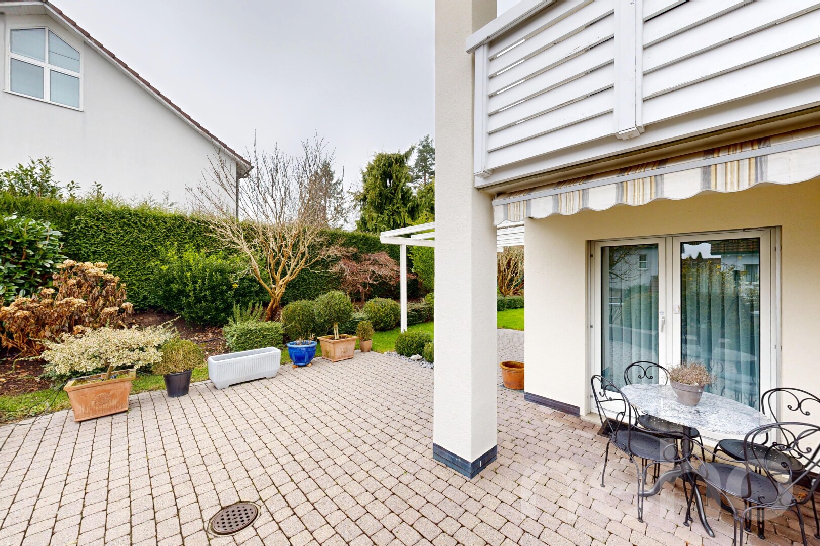 terrasse mit markise, terrasse, from property, essbereich im freien, und overcast