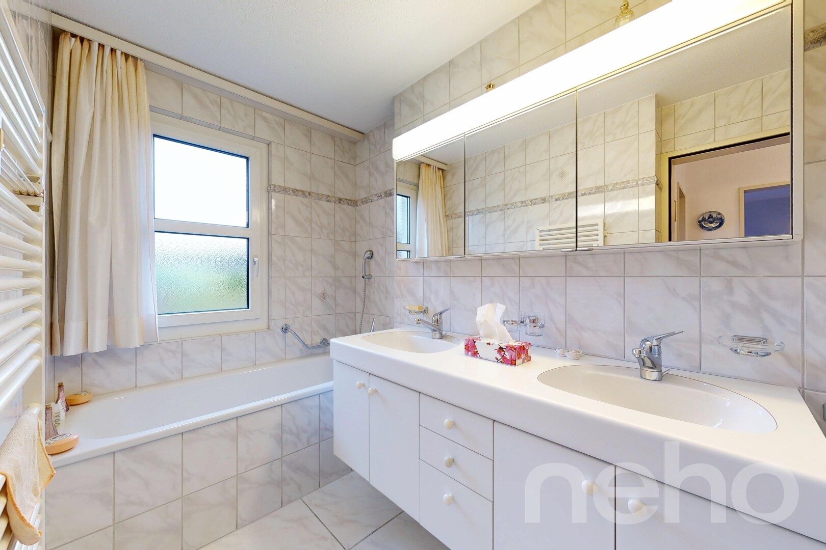 bad mit komplettes badezimmer, fliesenwand, tile wall, doppelwaschtisch, und natürliches licht