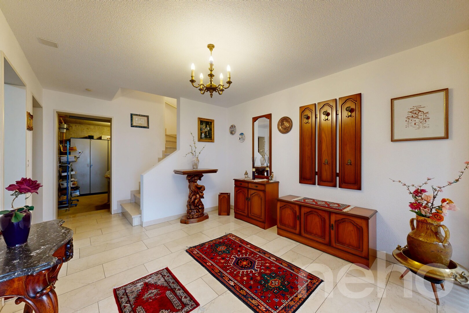 wohnzimmer mit gipskartonwand, drywall, bemerkenswerter kronleuchter, inside property, und spritzputz decke