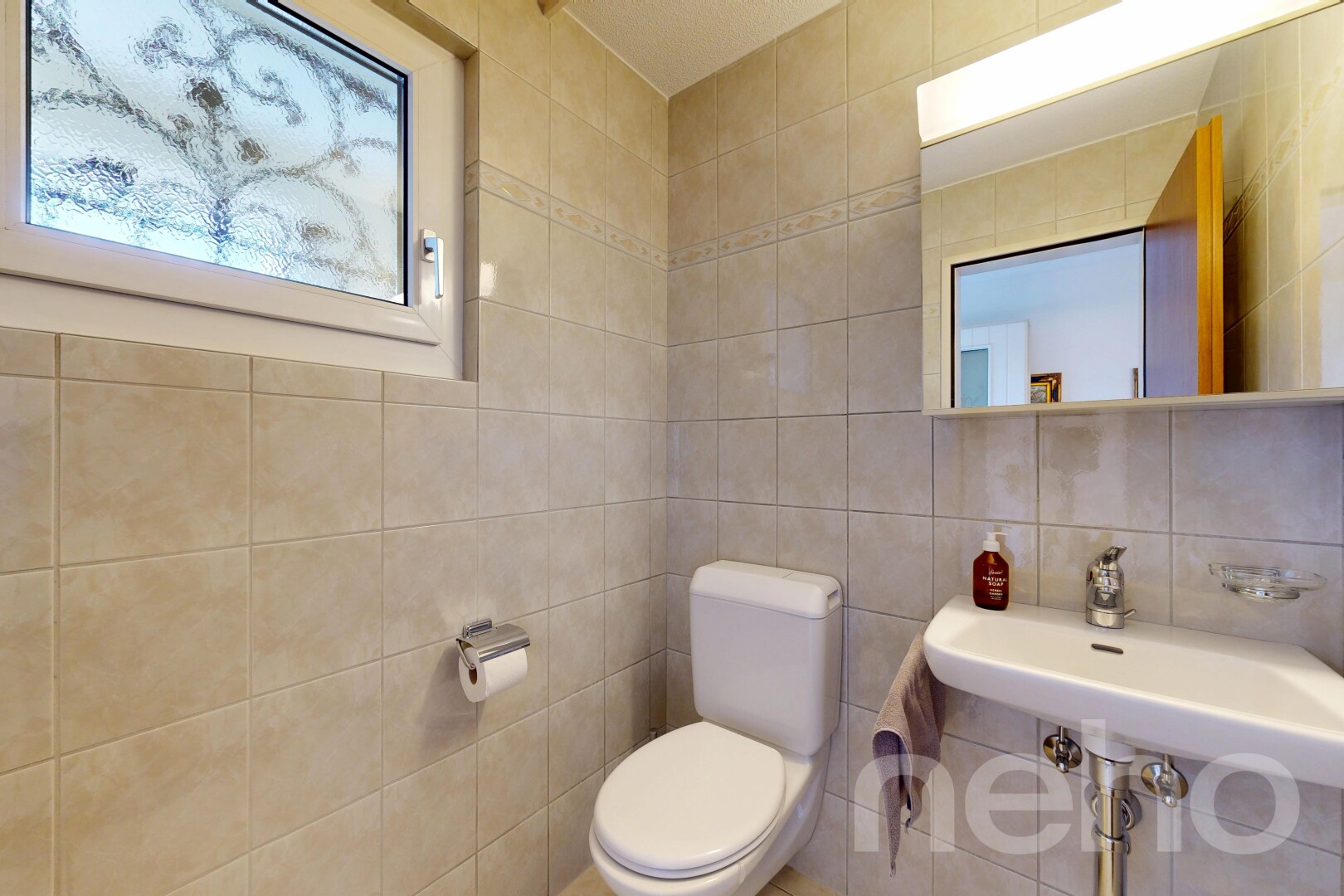bad mit spiegel, toilette, gäste-wc, inside property, und fliesenwand
