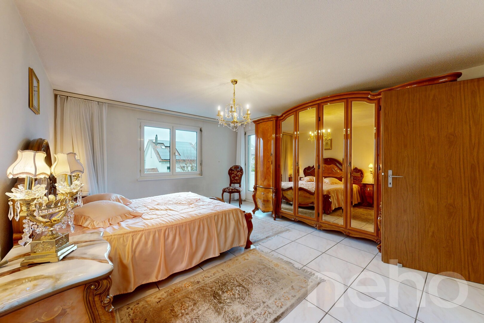 zimmer / schlafzimmer mit fliesenboden, tile floor, bemerkenswerter kronleuchter, inside property, und gipskartonwand