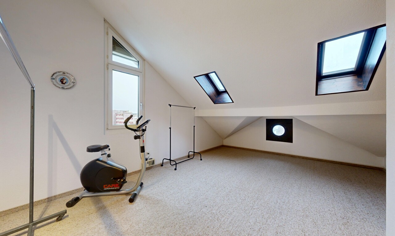 fitnessstudio mit dachschräge, vaulted ceiling, niedrige decke, low ceiling, und gipskartonwand