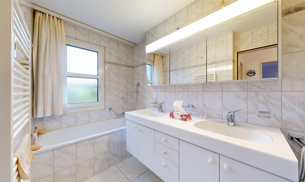 bad mit komplettes badezimmer, fliesenwand, tile wall, doppelwaschtisch, und natürliches licht