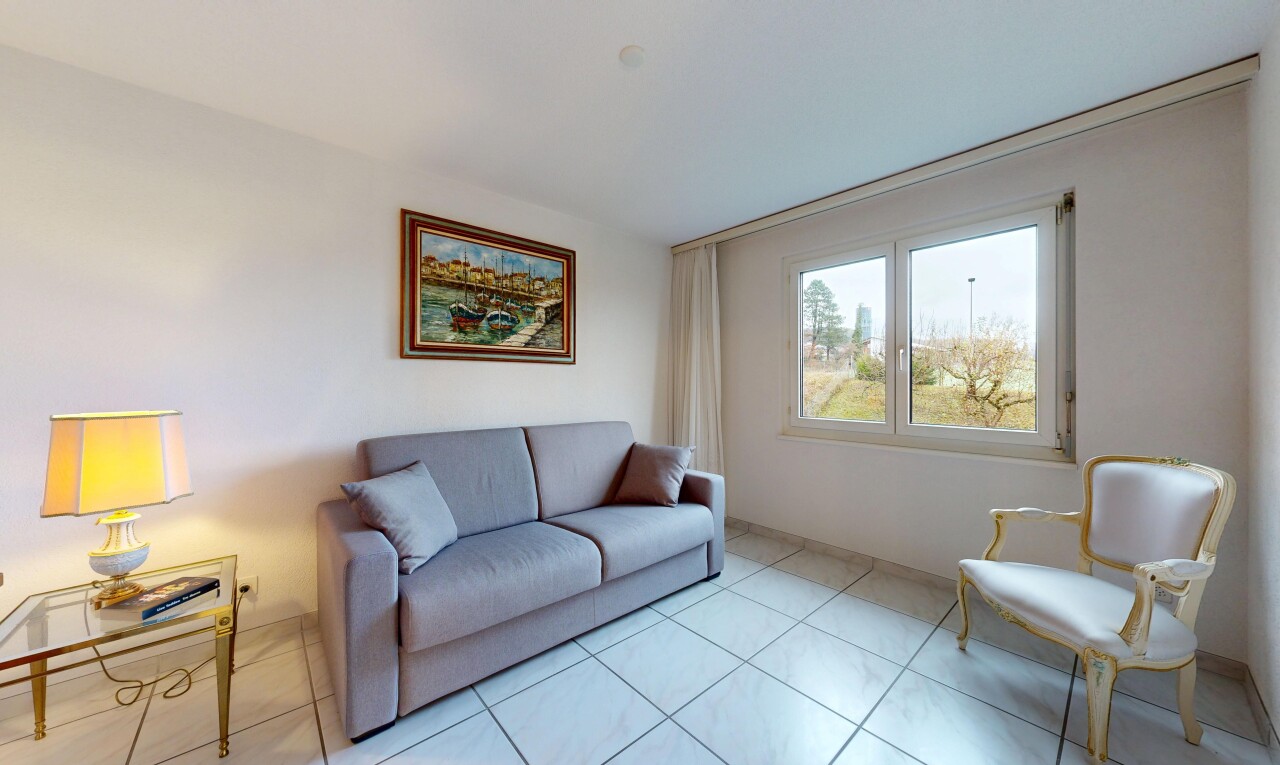 wohnzimmer mit inside property, gipskartonwand, drywall, natürliches licht, und natural light