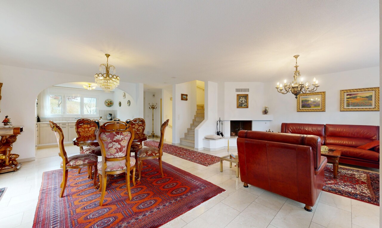 wohn- / esszimmer mit bemerkenswerter kronleuchter, inside property, gipskartonwand, drywall, und natural light