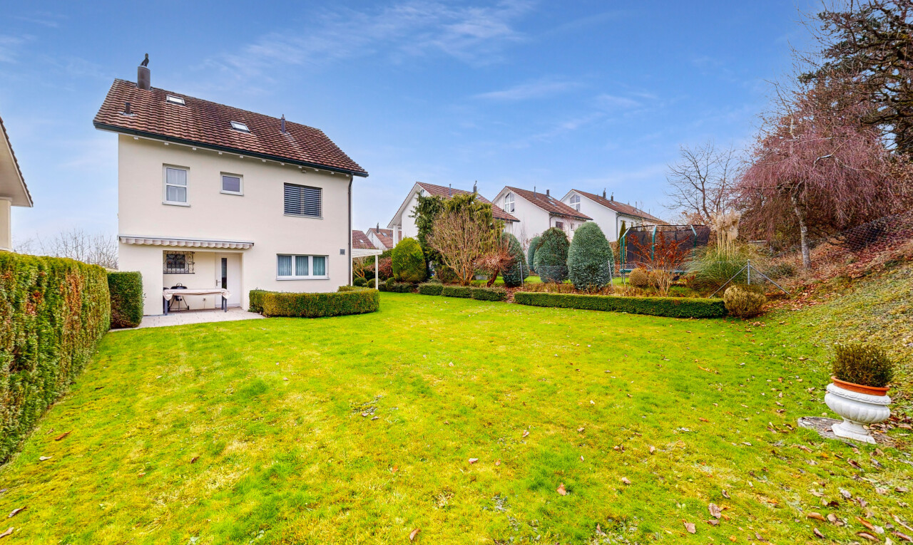 außenansicht mit rasen, terrasse, day time, stuckverkleidung, und from property