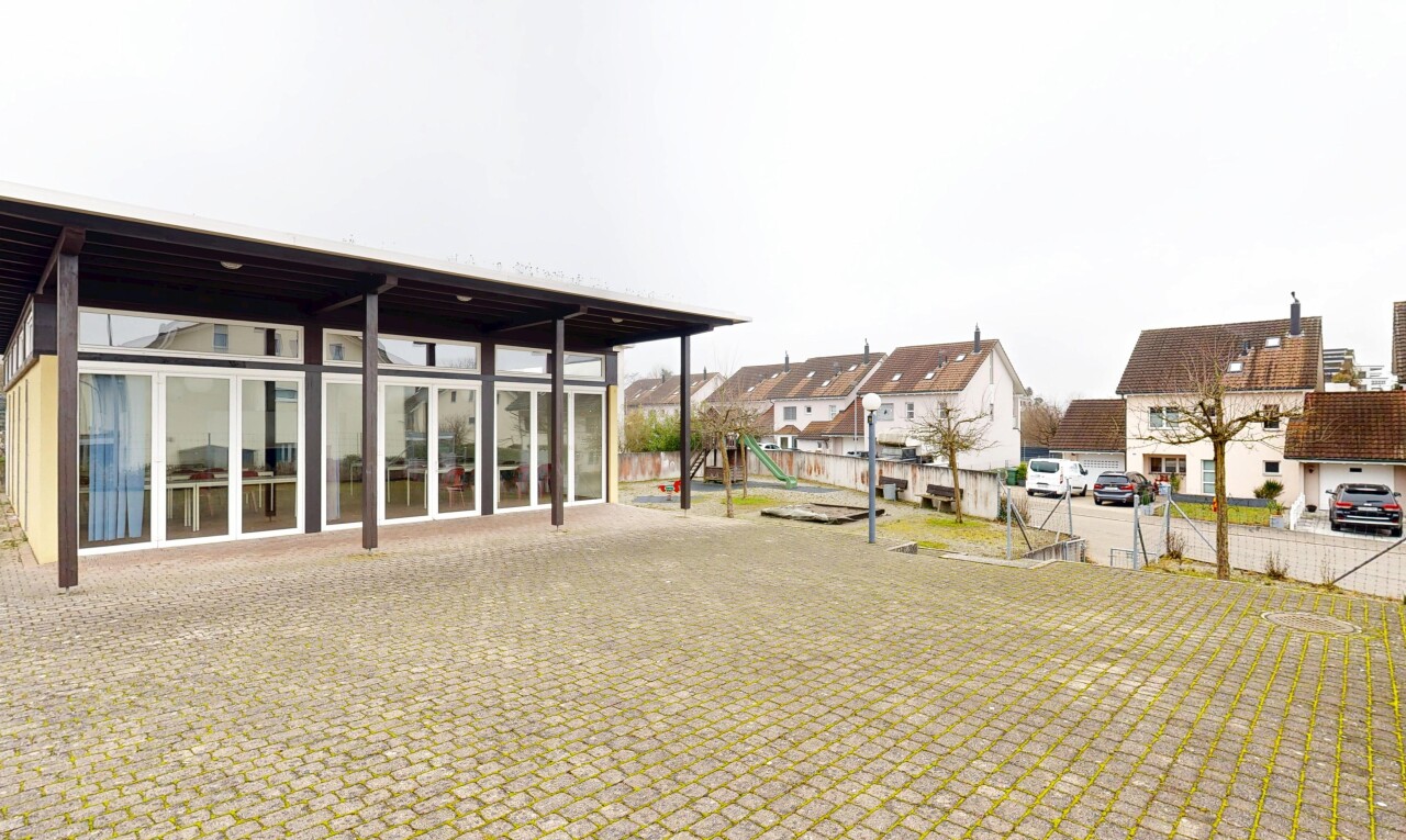 außenansicht mit overcast, spielplatz, wohngebietblick, residential view, und terrasse