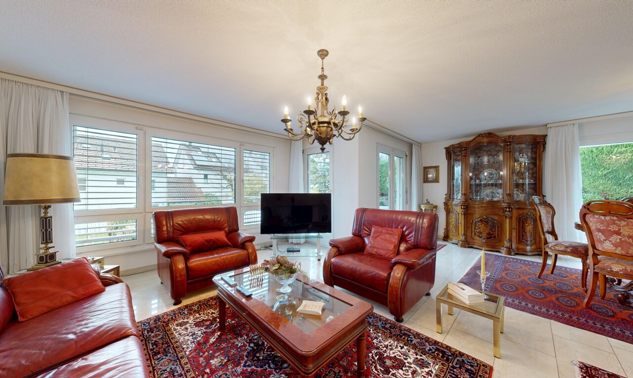 wohnzimmer mit fernseher, natürliches licht, natural light, inside property, und bemerkenswerter kronleuchter