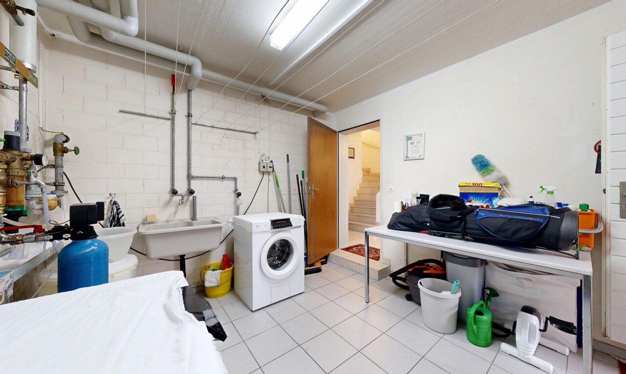 wäschekammer mit tumbler, fliesenboden, tile floor, keller, und inside property