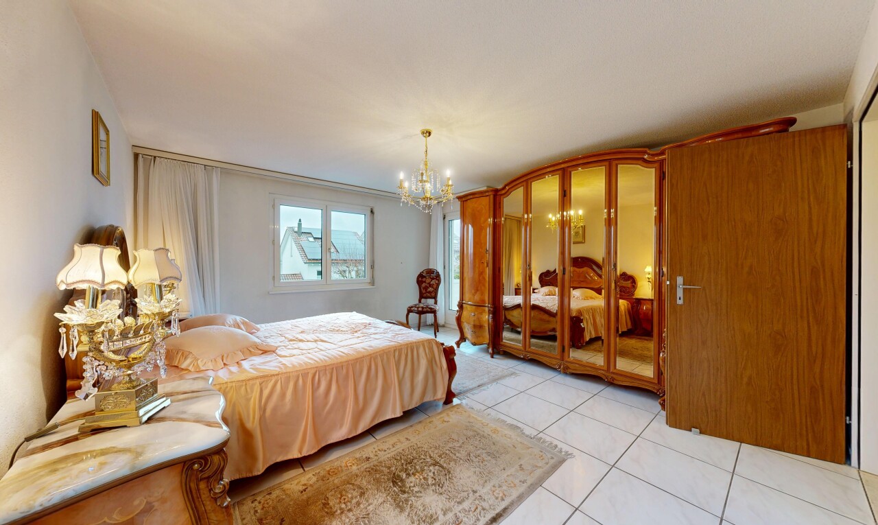 zimmer / schlafzimmer mit fliesenboden, tile floor, bemerkenswerter kronleuchter, inside property, und gipskartonwand