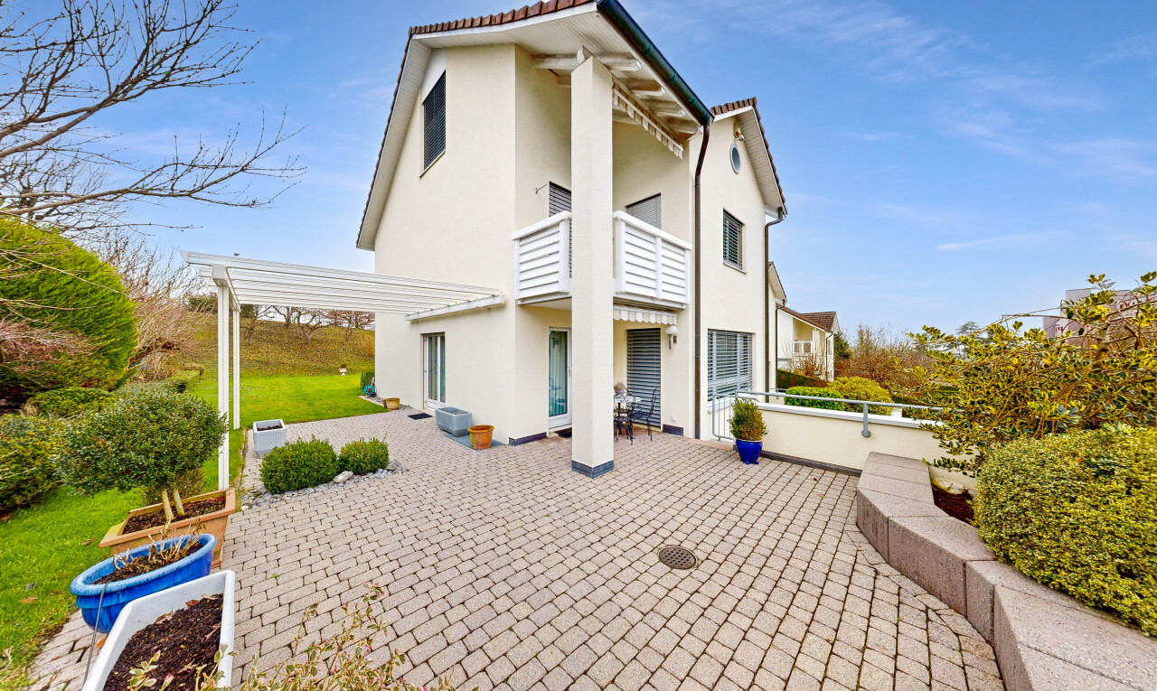 außenansicht mit balkon, property visible, stuckverkleidung, day time, und terrasse