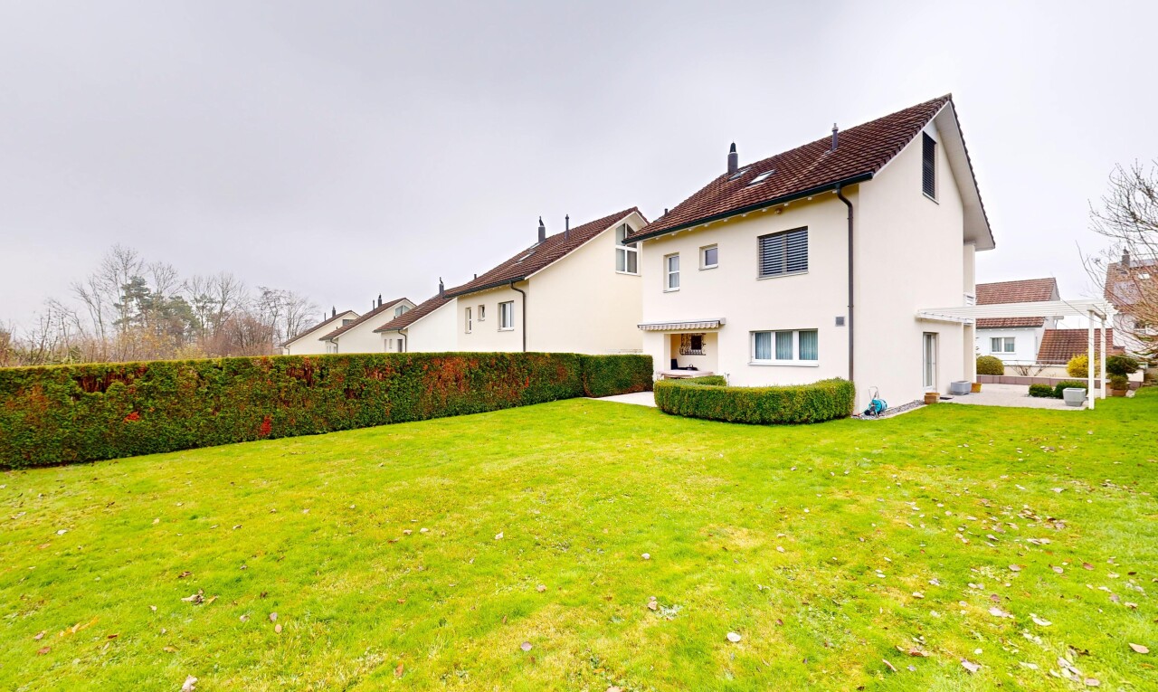 außenansicht mit markise, rasen, overcast, stuckverkleidung, und zaun