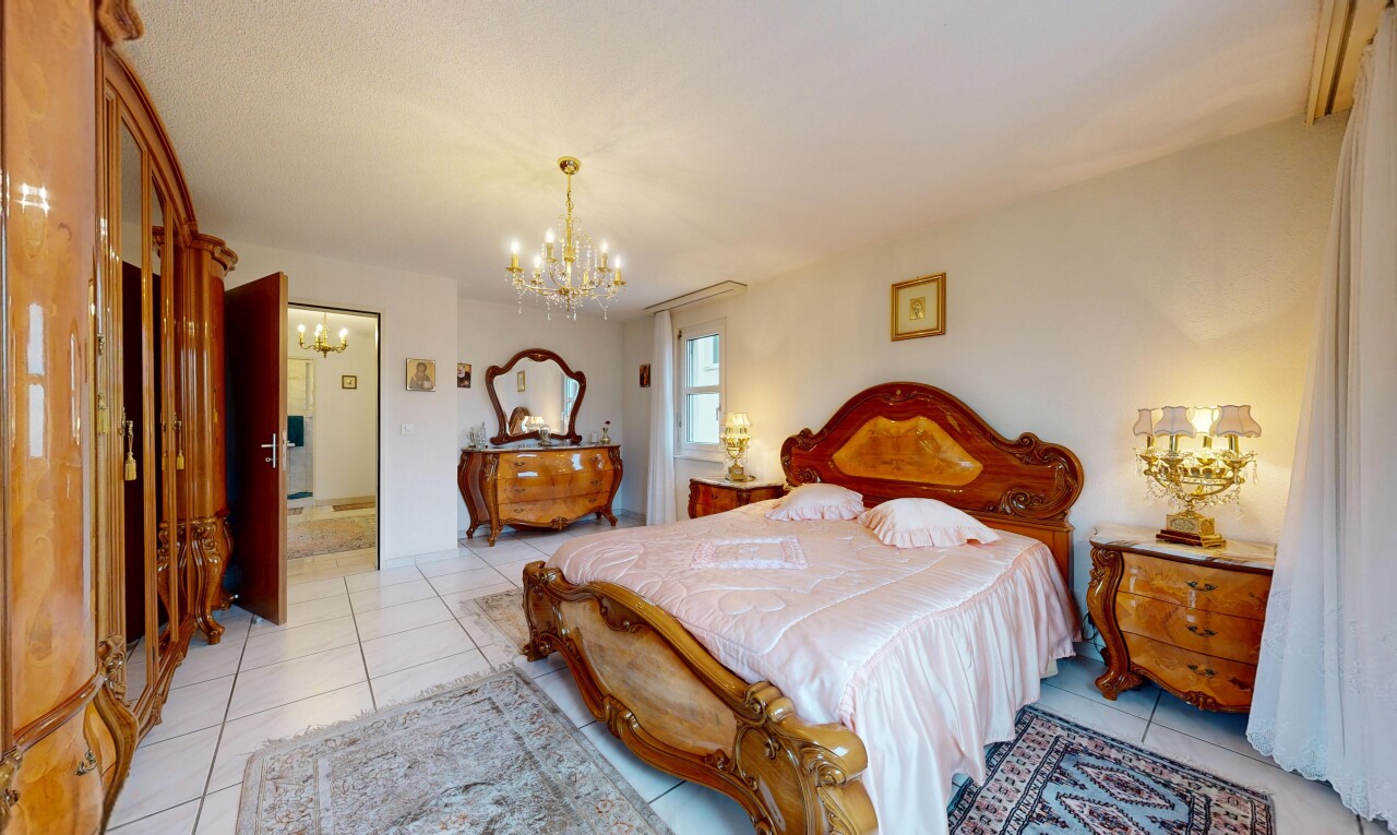 zimmer / schlafzimmer mit fliesenboden, tile floor, gipskartonwand, drywall, und bemerkenswerter kronleuchter