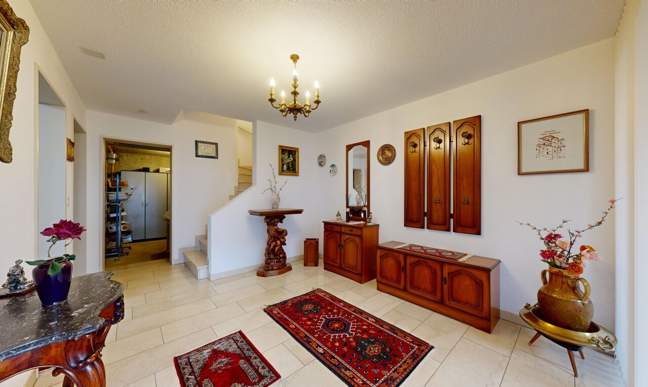 wohnzimmer mit gipskartonwand, drywall, bemerkenswerter kronleuchter, inside property, und spritzputz decke