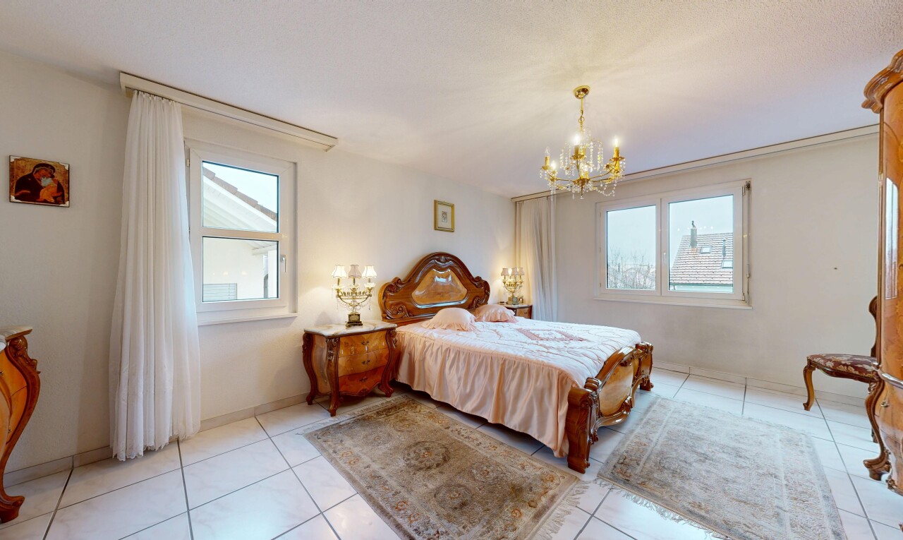 zimmer / schlafzimmer mit fliesenboden, tile floor, gipskartonwand, drywall, und bemerkenswerter kronleuchter