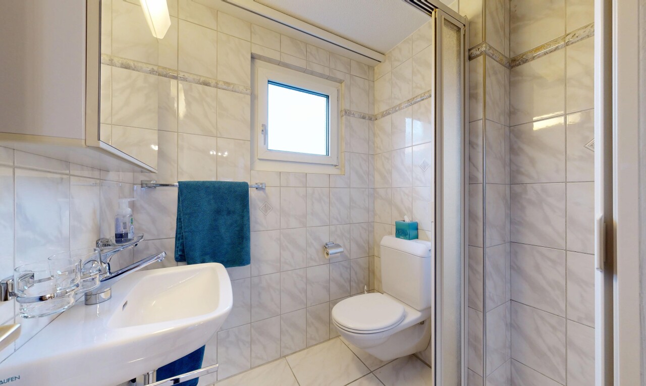 bad mit komplettes badezimmer, fliesenwand, tile wall, toilette, und spiegel