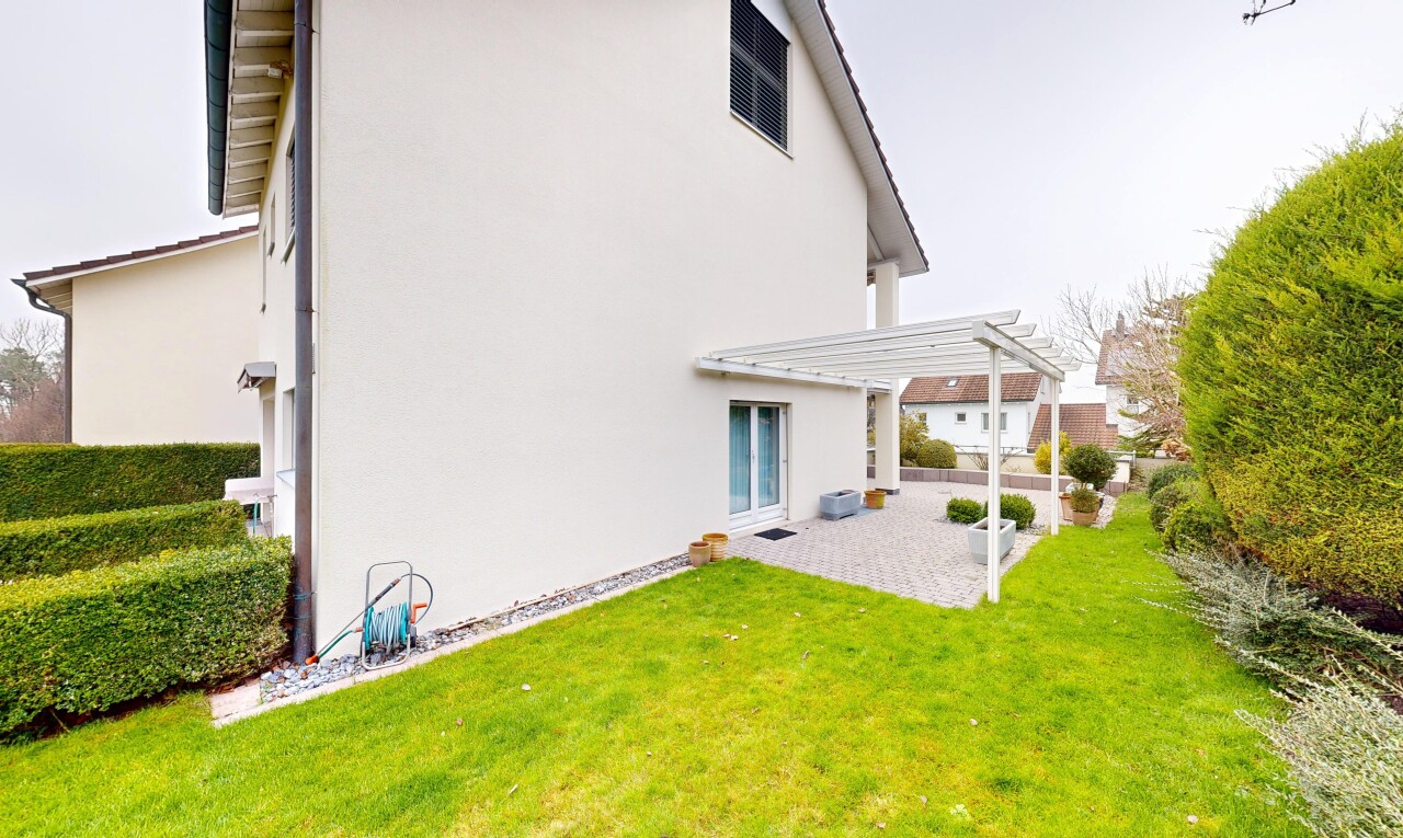 außenansicht mit stuckverkleidung, terrasse, overcast, rasen, und property visible
