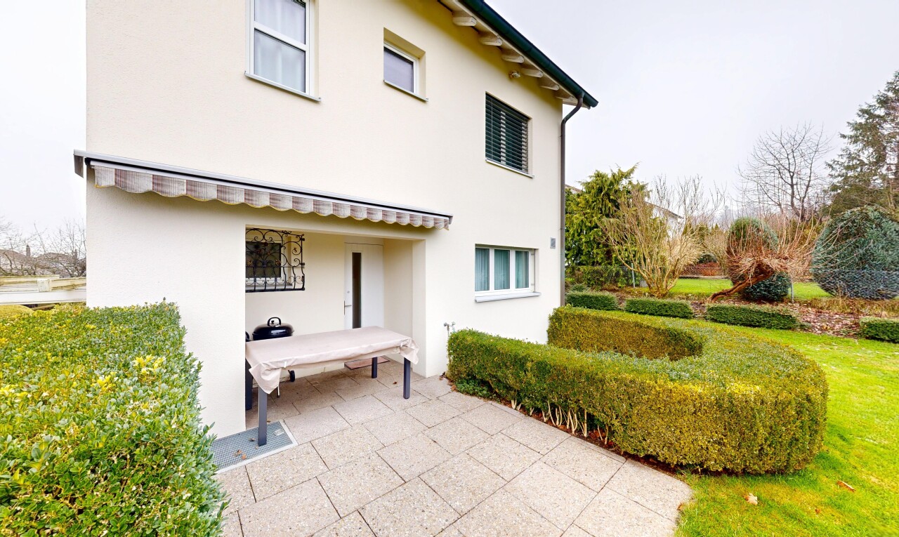 außenansicht mit markise, property visible, overcast, stuckverkleidung, und terrasse