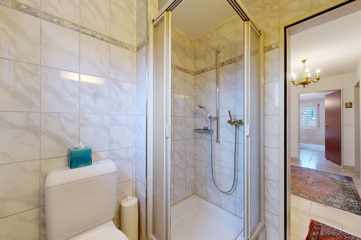 salle de bains avec salle de bain complète, douche, lustre remarquable, et inside property