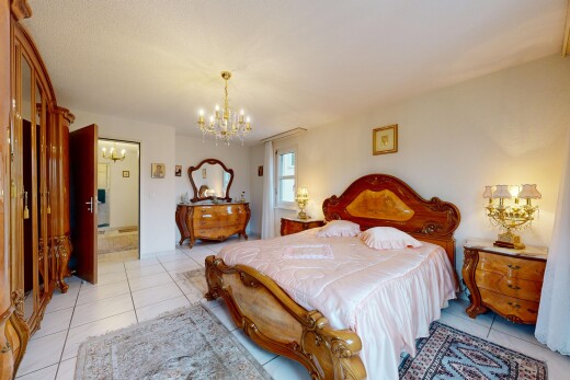 zimmer / schlafzimmer mit fliesenboden, tile floor, gipskartonwand, drywall, und bemerkenswerter kronleuchter