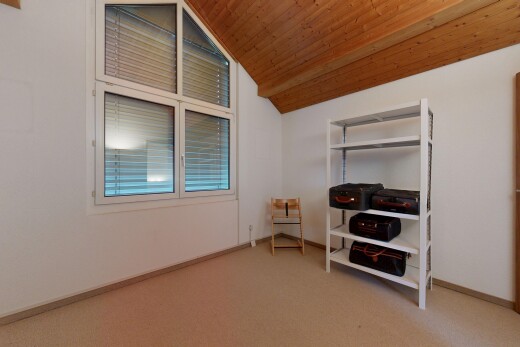 pièce vide avec cloison sèche, drywall, plafond en bois, wood ceiling, et plafond voûté