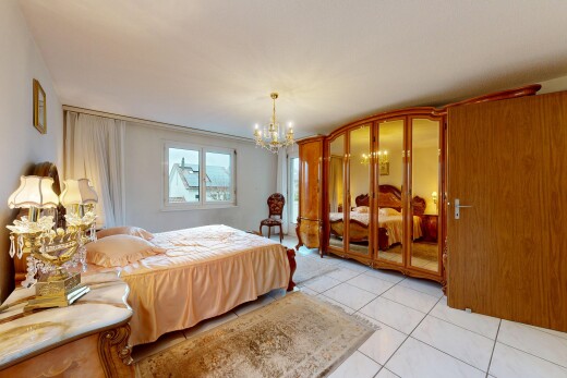 zimmer / schlafzimmer mit fliesenboden, tile floor, bemerkenswerter kronleuchter, inside property, und gipskartonwand