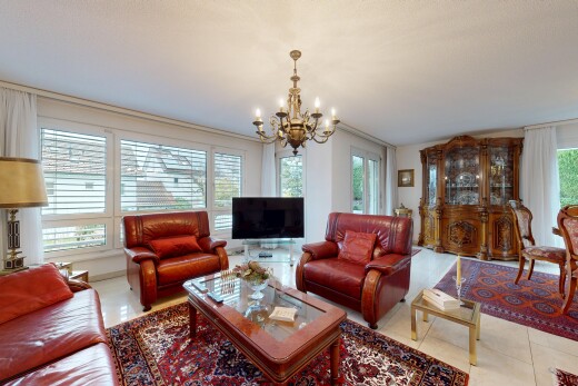 wohnzimmer mit fernseher, natürliches licht, natural light, inside property, und bemerkenswerter kronleuchter