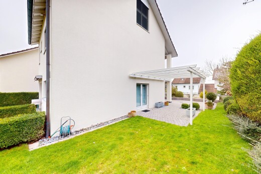 façade avec bardage en stuc, terrasse, overcast, pelouse, et property visible