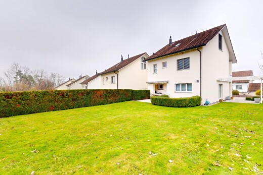 außenansicht mit markise, rasen, overcast, stuckverkleidung, und zaun
