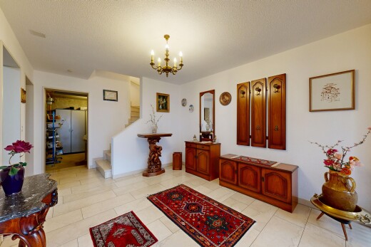 wohnzimmer mit gipskartonwand, drywall, bemerkenswerter kronleuchter, inside property, und spritzputz decke