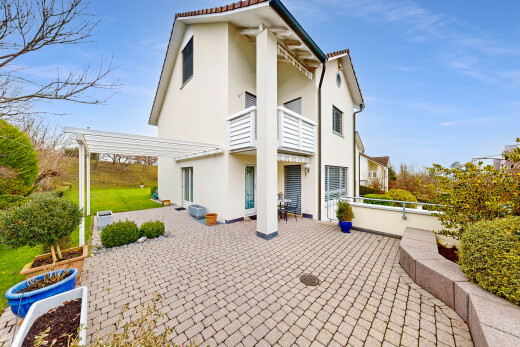 façade avec balcon, property visible, bardage en stuc, day time, et terrasse