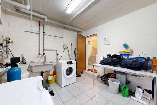 wäschekammer mit tumbler, fliesenboden, tile floor, keller, und inside property