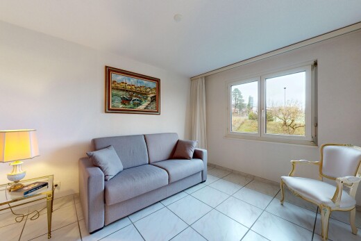 wohnzimmer mit inside property, gipskartonwand, drywall, natürliches licht, und natural light