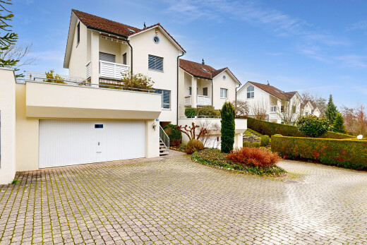 außenansicht mit auffahrt, day time, stuckverkleidung, eingebaute garage, und wohngebietblick