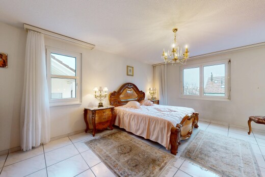 chambre avec sol en carrelage, tile floor, cloison sèche, drywall, et lustre remarquable