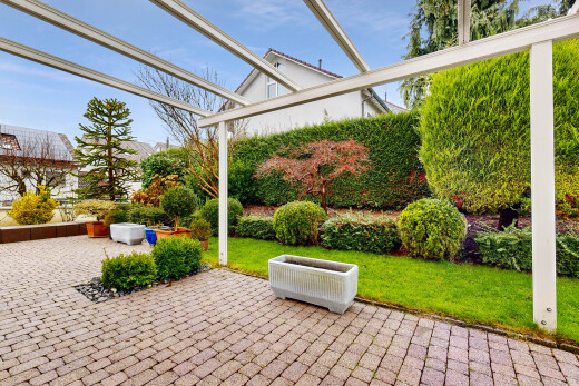 jardin avec day time, terrasse, from property, pelouse, et pergola