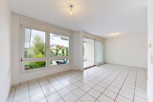 leerer raum mit fliesenboden, tile floor, inside property, natürliches licht, und natural light