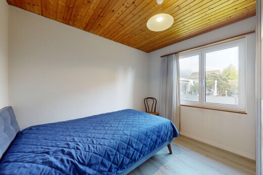 chambre avec sol en finition bois, wood finish floor, plafond en bois, wood ceiling, et inside property