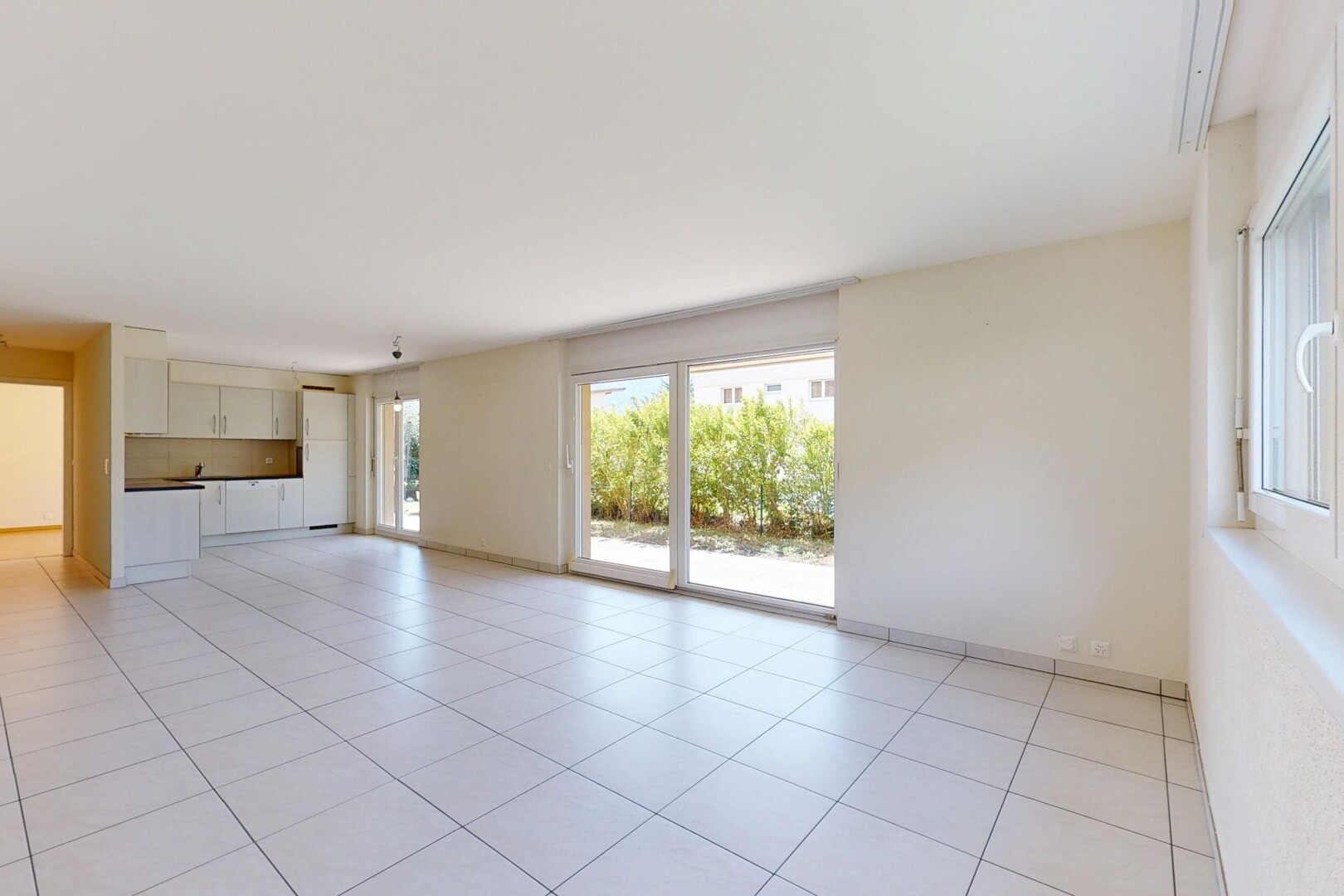leerer raum mit natural light, natürliches licht, inside property, tile floor, und fliesenboden