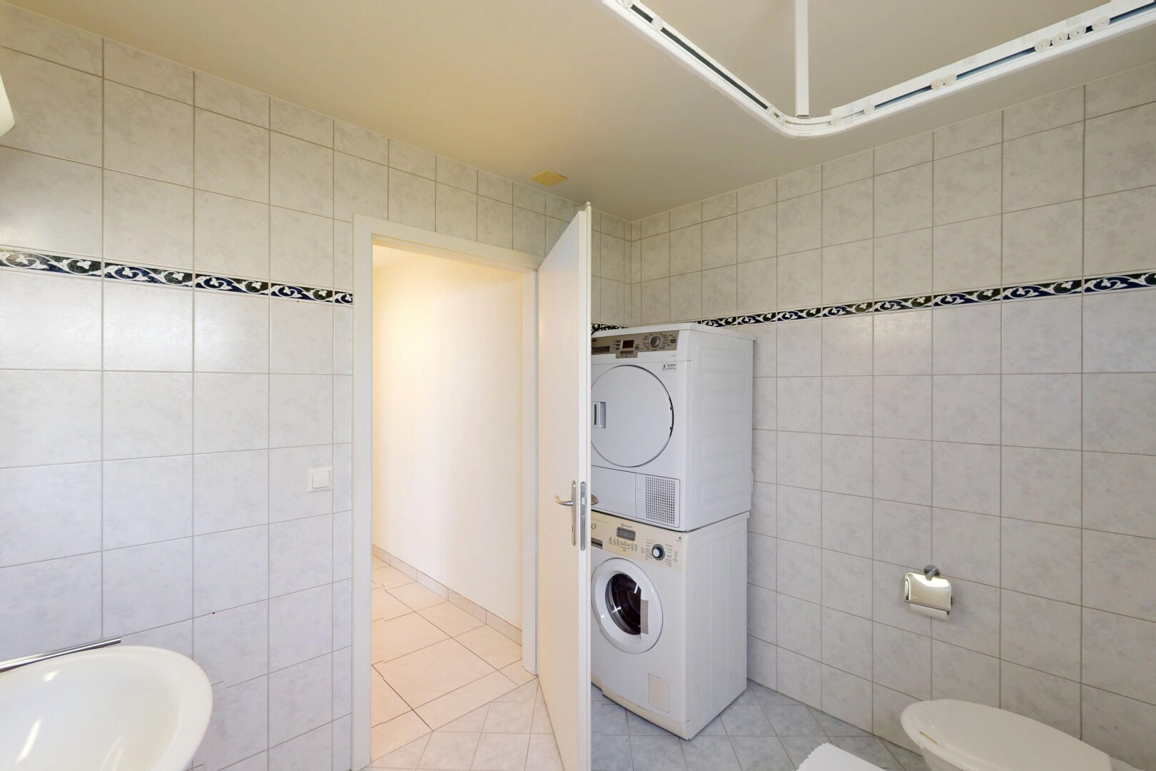 bad mit waschturm, tile wall, fliesenwand, tile floor, und fliesenboden